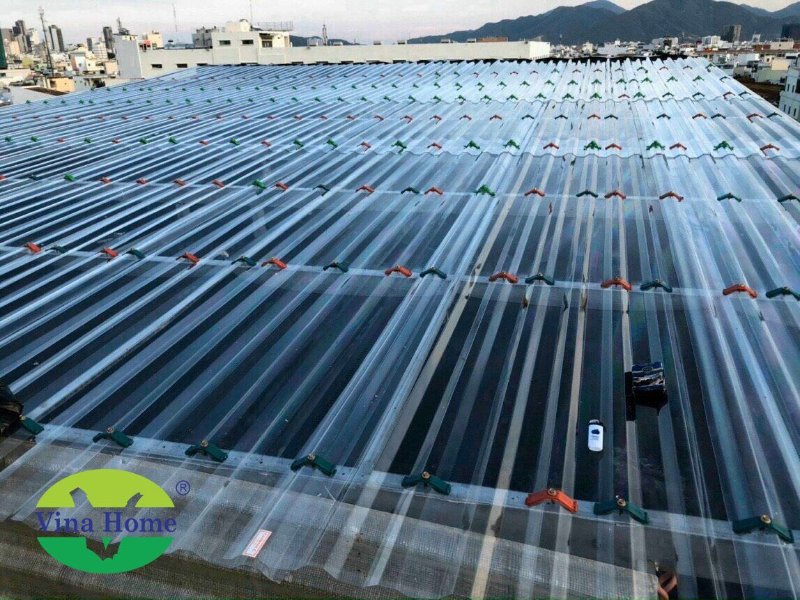 Mái Polycarbonate tiếp giáp mái tôn: Thi công thế nào để không bị dột?