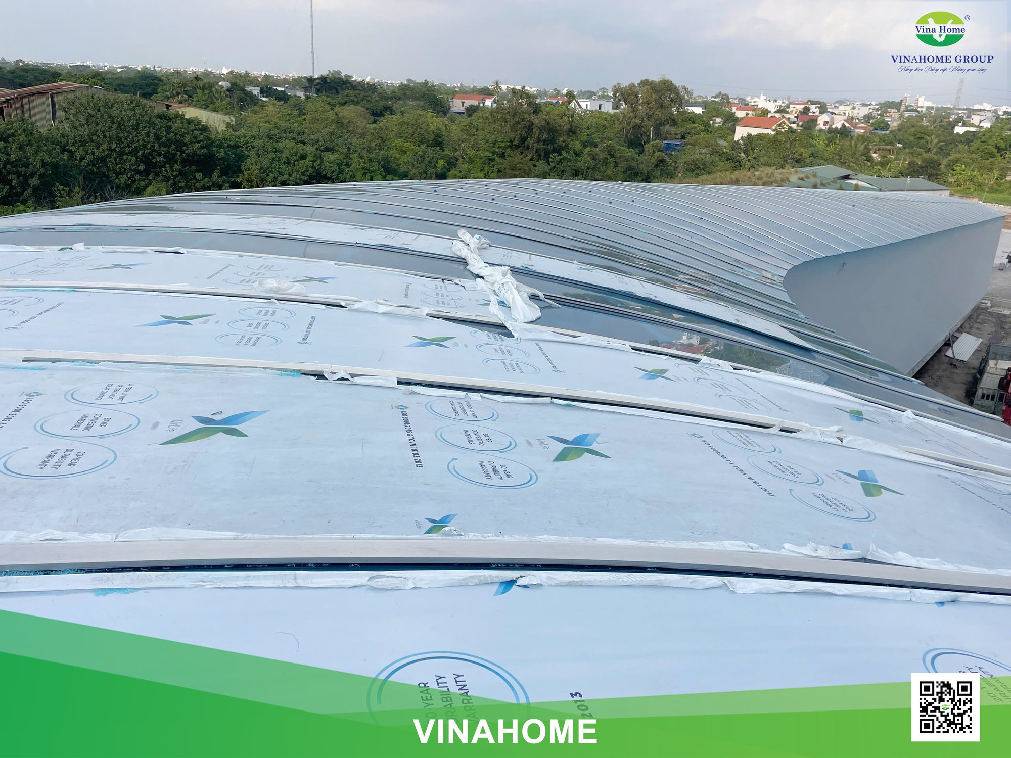 Tấm poly đặc 10mm còn nguyên màng bảo vệ khi lắp lên khung vòm