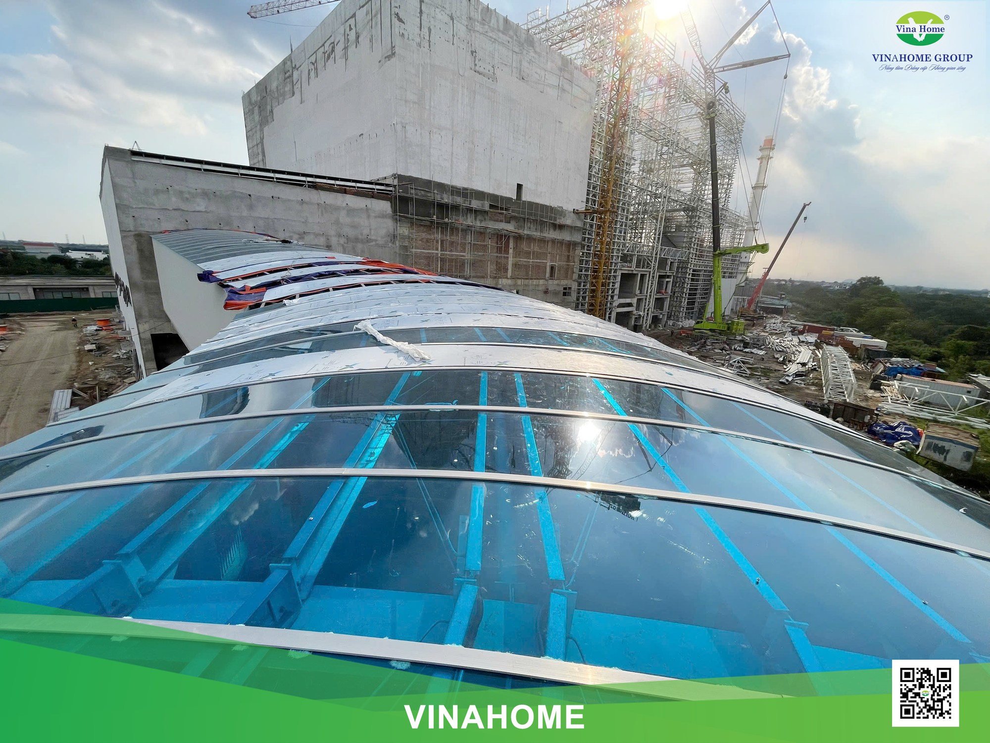 Mái vòm poly đặc 10mm đang hoàn thiện, phía sau là khối nhà chính của nhà máy