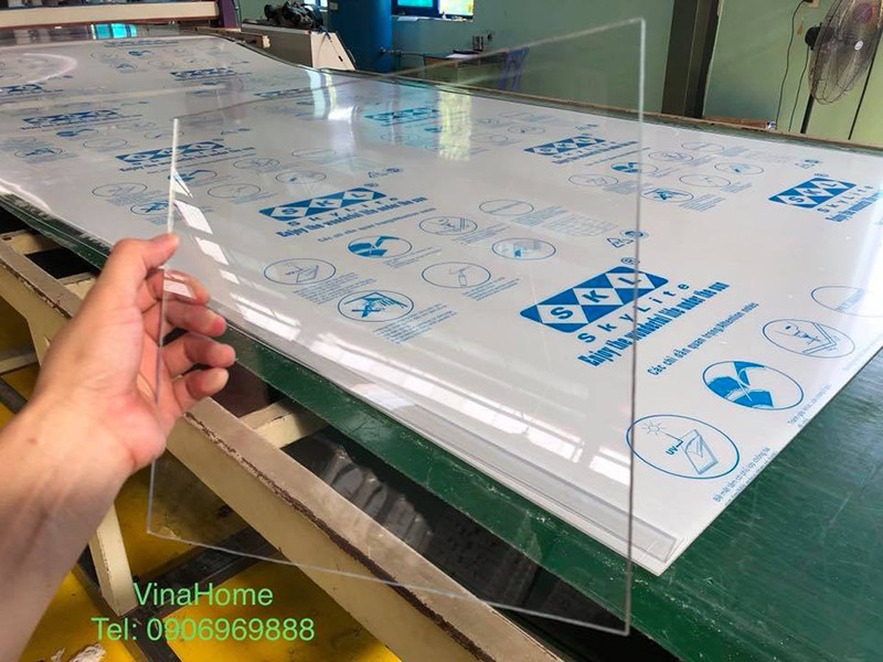 Tấm nhựa lấy sáng loại nào tốt - Tấm nhựa Poly - Composite hay Mica?