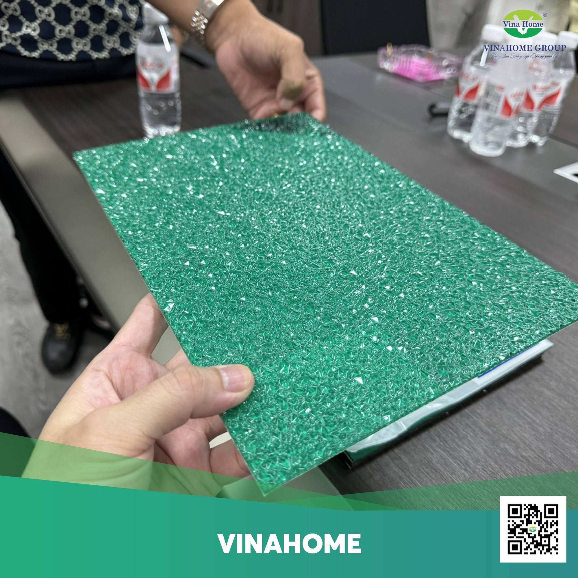Sản phẩm nhựa Polycarbonate màu xanh lá