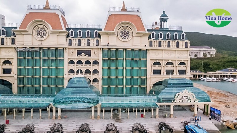 Xu Hướng Ứng Dụng Tấm Poly Lấy Sáng Trong Thiết Kế Resort