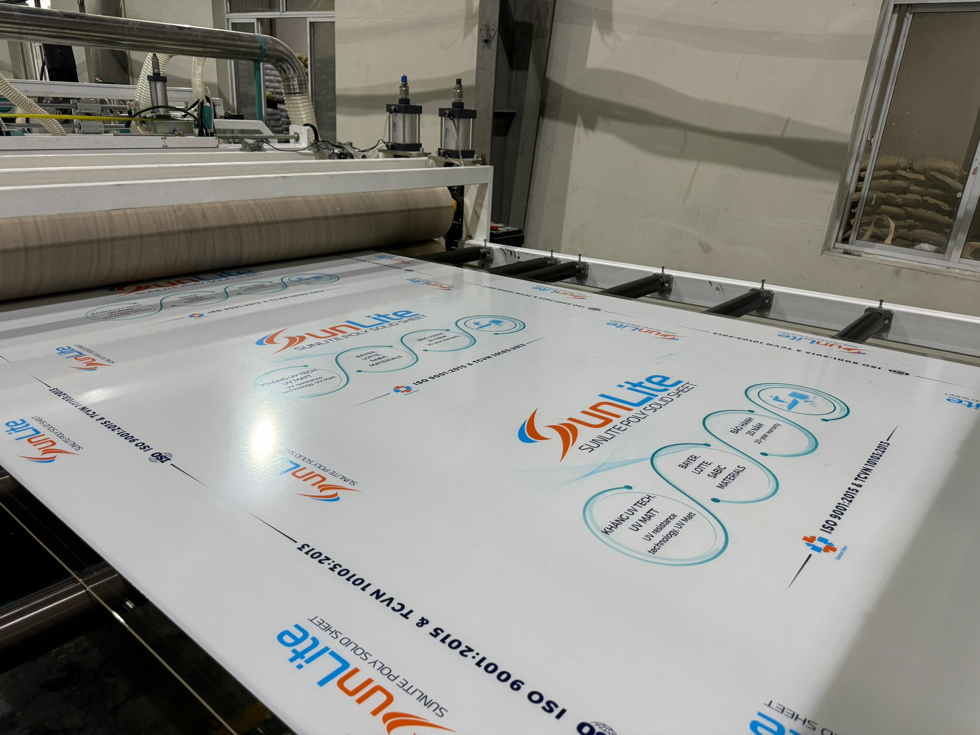 Tấm lợp lấy sáng polycarbonate Vinlite  8mm (ly) đặc